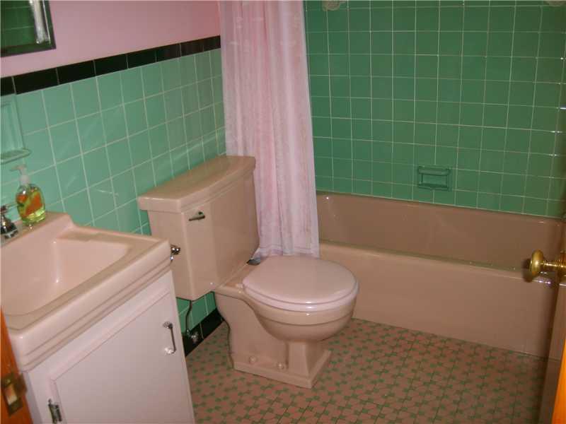 2051 Washington Road Upper St. Clair, PA 15241 - Photo 6 of 9 Master Bath/Spa. Master Bath ......Ceramic Tile In Excellent Condition