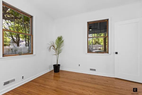 $893,000 | 25 Bay Street | City Island