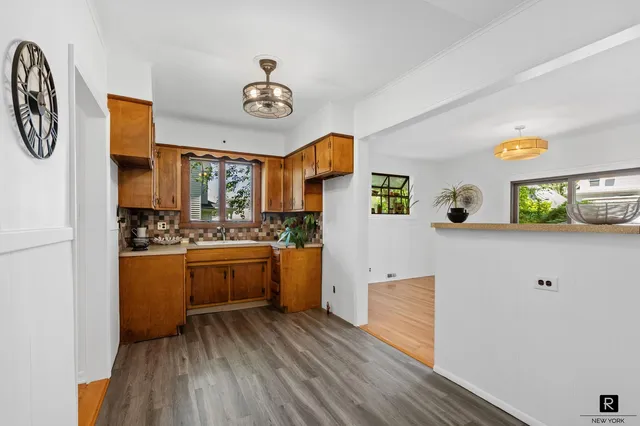 $893,000 | 25 Bay Street | City Island