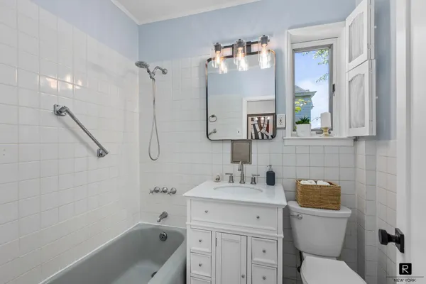 $893,000 | 25 Bay Street | City Island