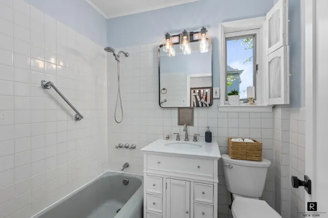 $893,000 | 25 Bay Street | City Island