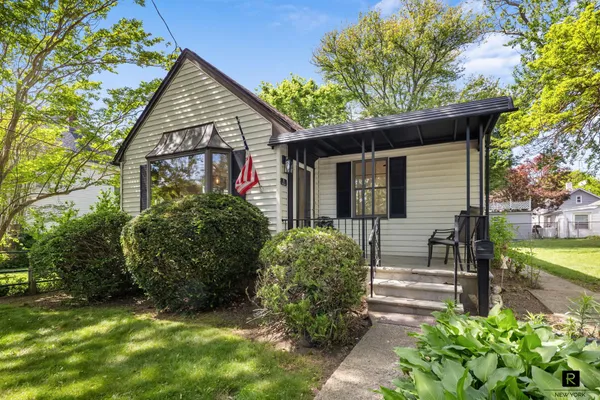 $893,000 | 25 Bay Street | City Island