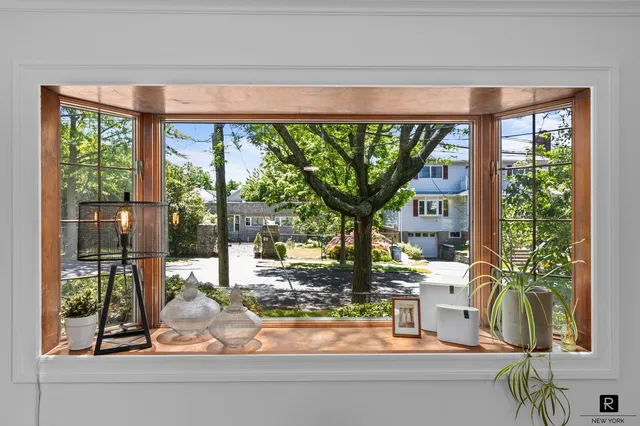 $893,000 | 25 Bay Street | City Island