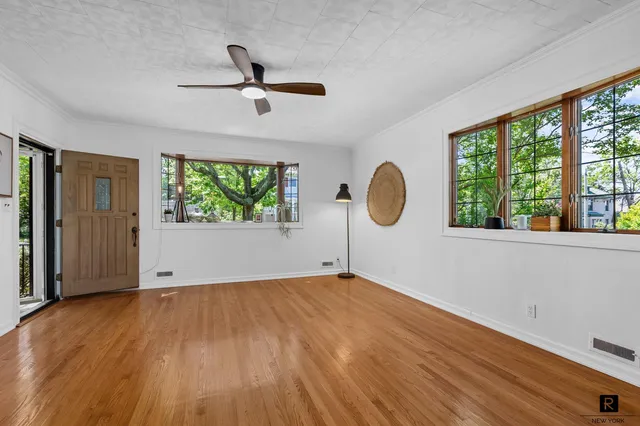 $893,000 | 25 Bay Street | City Island