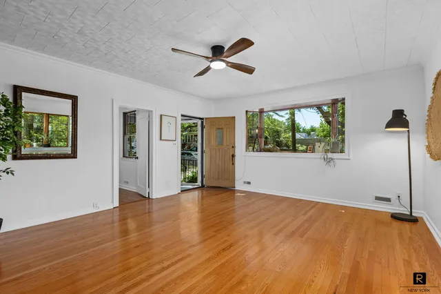 $893,000 | 25 Bay Street | City Island