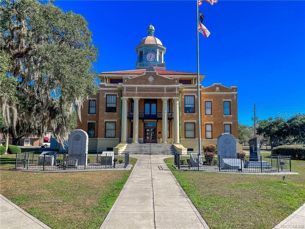 3030 South Bay Berry Point Inverness, FL 34450 - Photo 48 of 48 a front view of a house with a garden