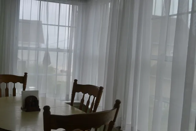 a sign that is sitting on a brick wall