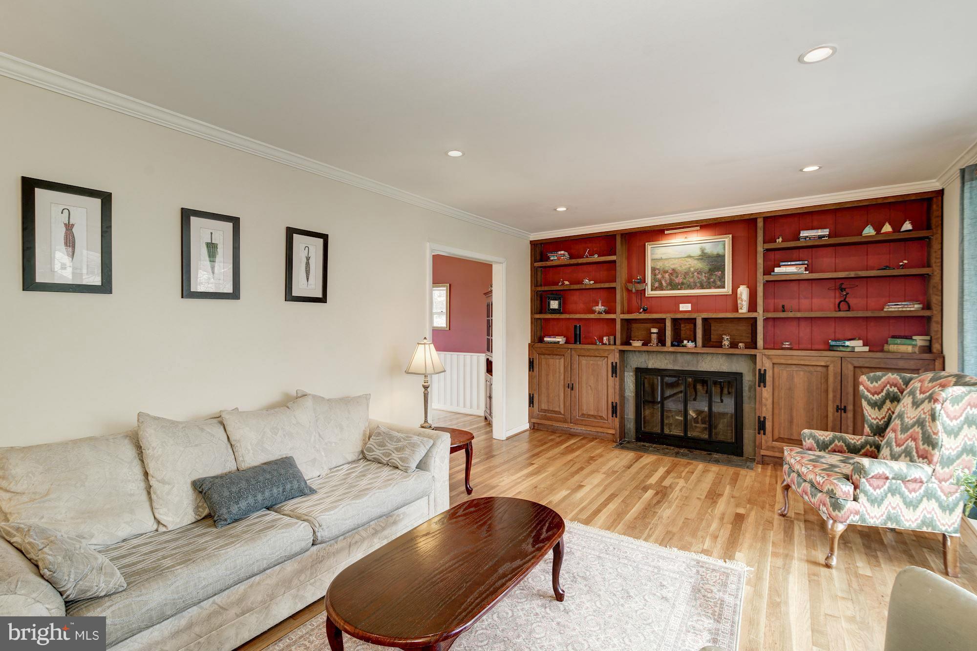 8612 Highgate Road Alexandria, VA 22308 - Photo 5 of 30 Living Room
