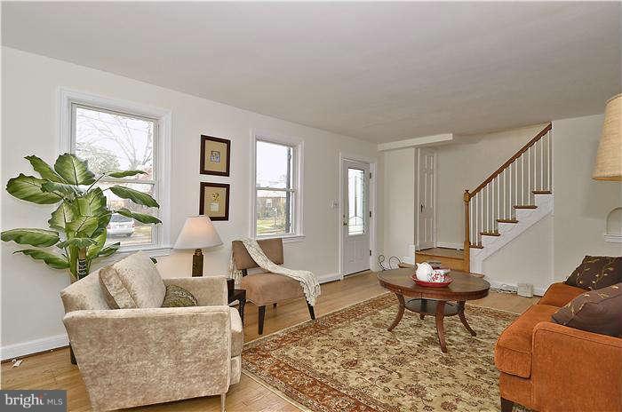 628 Ray Drive Silver Spring, MD 20910 - Photo 3 of 30 Living Room