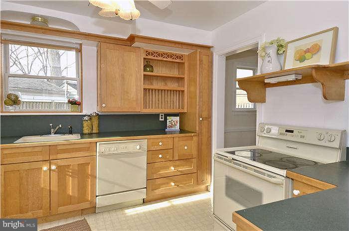 628 Ray Drive Silver Spring, MD 20910 - Photo 7 of 30 Kitchen