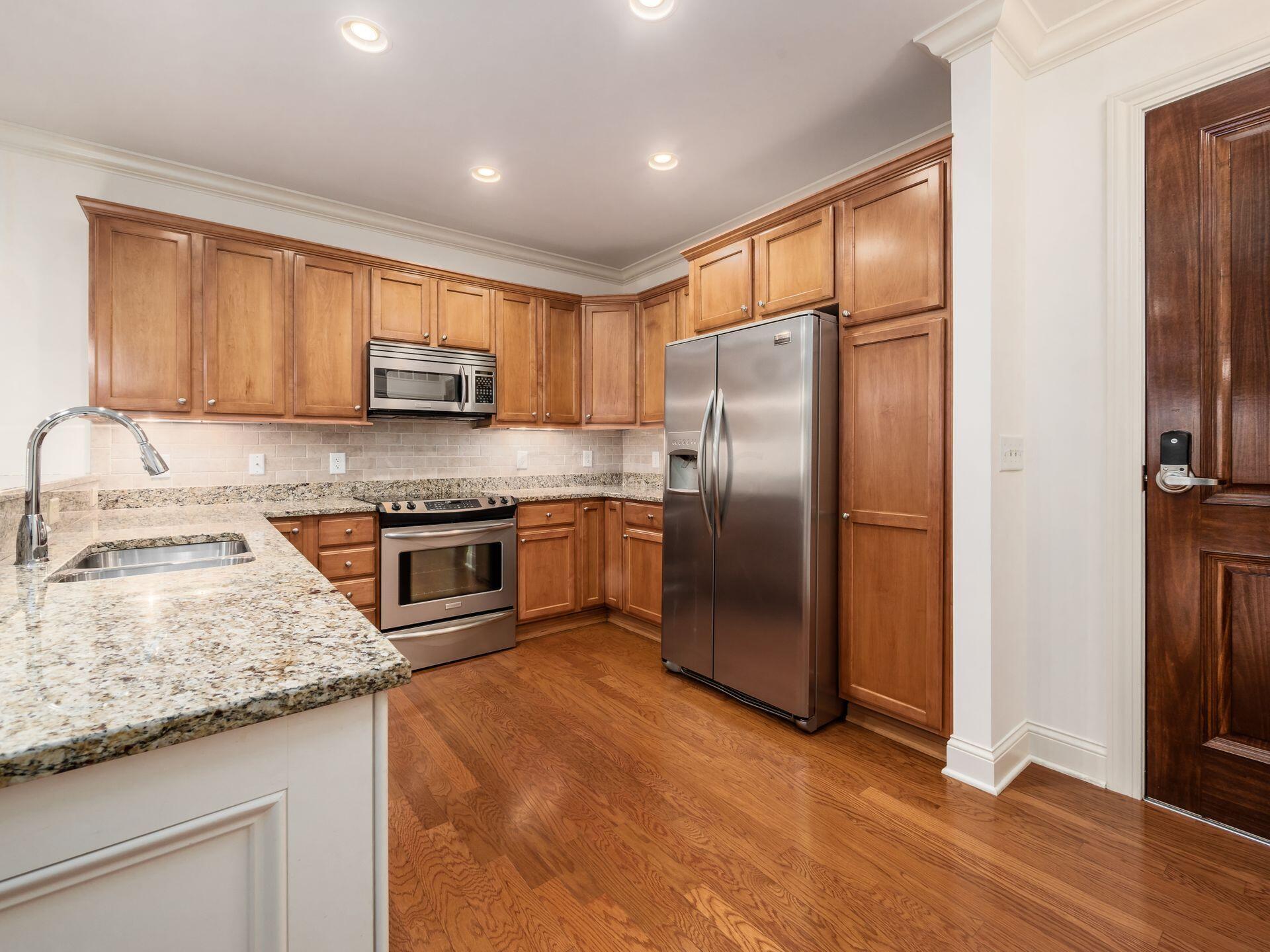 3175 Tremont Road, Unit 211 Columbus, OH 43221 - Photo 5 of 39 007_84_N 3175 Tremont 211 051