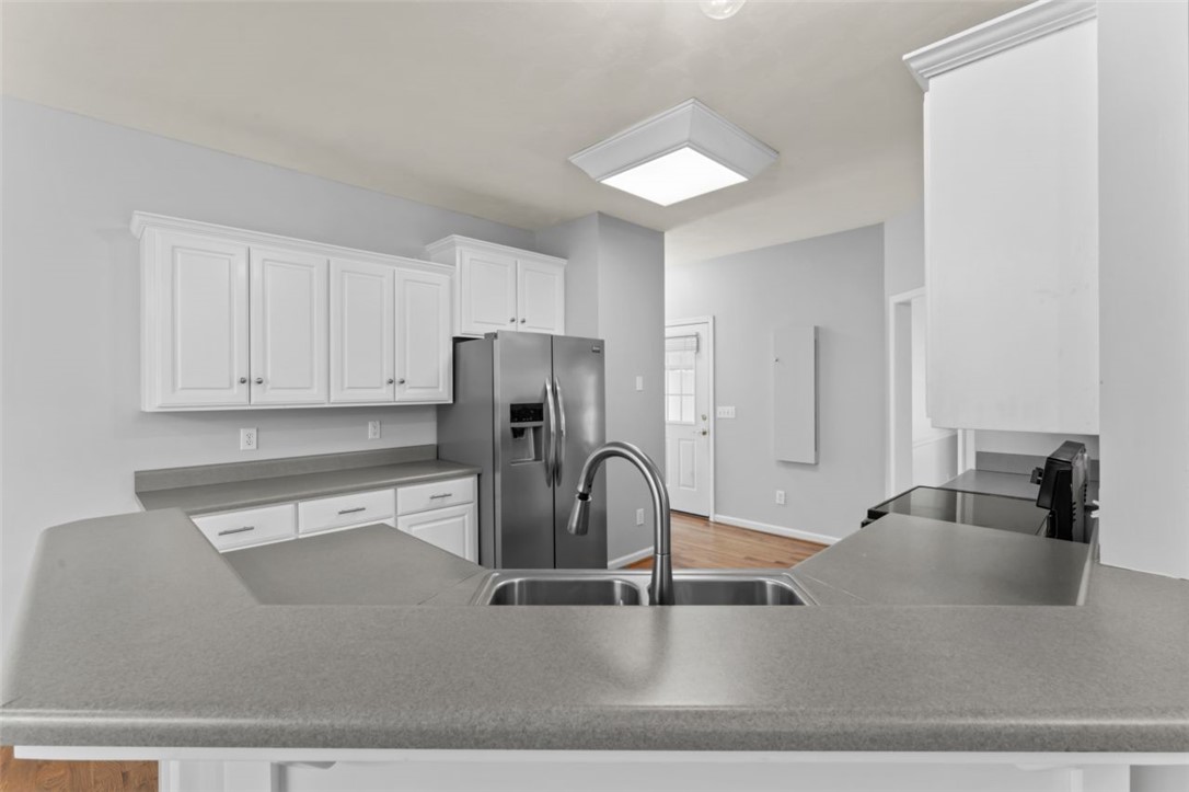 409 Arbor Way Seneca, SC 29672 - Photo 12 of 48 Kitchen bar top