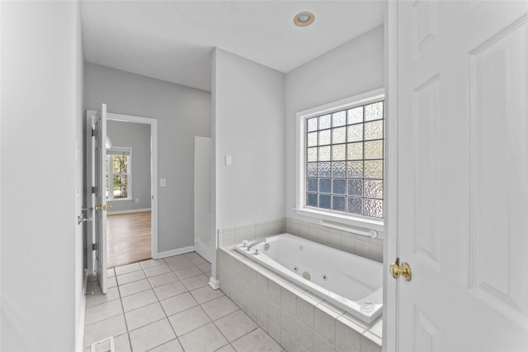 409 Arbor Way Seneca, SC 29672 - Photo 20 of 48 jetted tub in Master bath