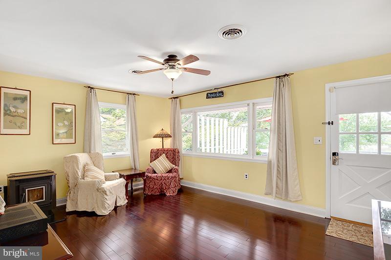 210 Beachwood Road Pasadena, MD 21122 - Photo 17 of 30 Living Room
