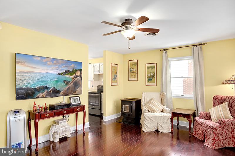 210 Beachwood Road Pasadena, MD 21122 - Photo 18 of 30 Living Room