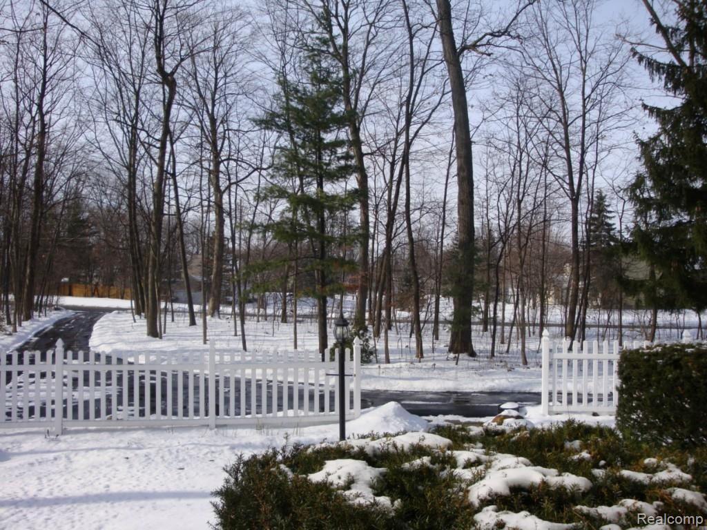 5945 Farmington Road West Bloomfield, MI 48322 - Photo 2 of 31 View Of Front Yard & Circular Drive