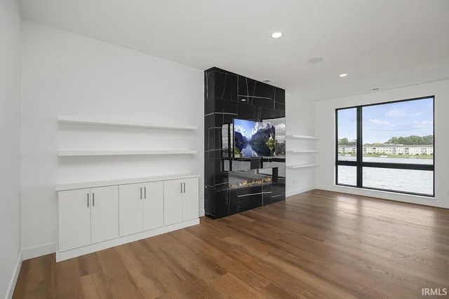 $1,249,900 | 960 East Jackson Boulevard, Elkhart, IN 46516