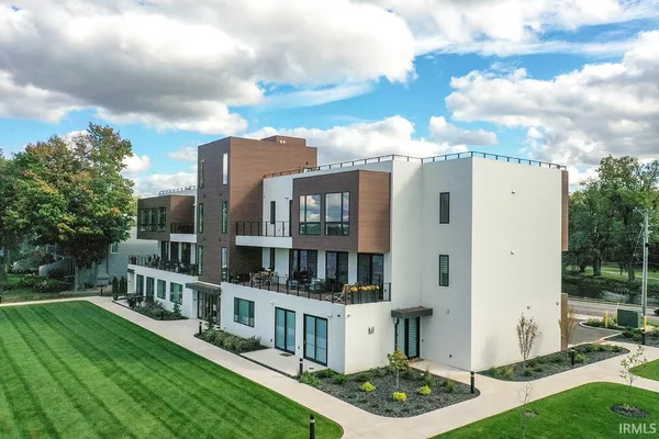$1,249,900 | 960 East Jackson Boulevard, Elkhart, IN 46516