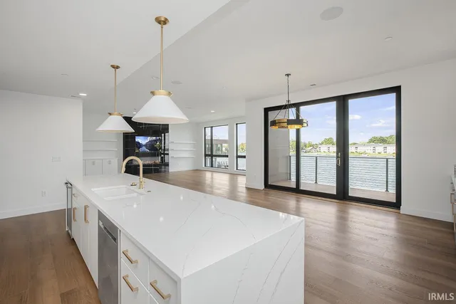 $1,249,900 | 960 East Jackson Boulevard, Elkhart, IN 46516