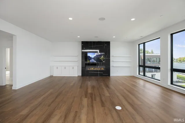 $1,249,900 | 960 East Jackson Boulevard, Elkhart, IN 46516