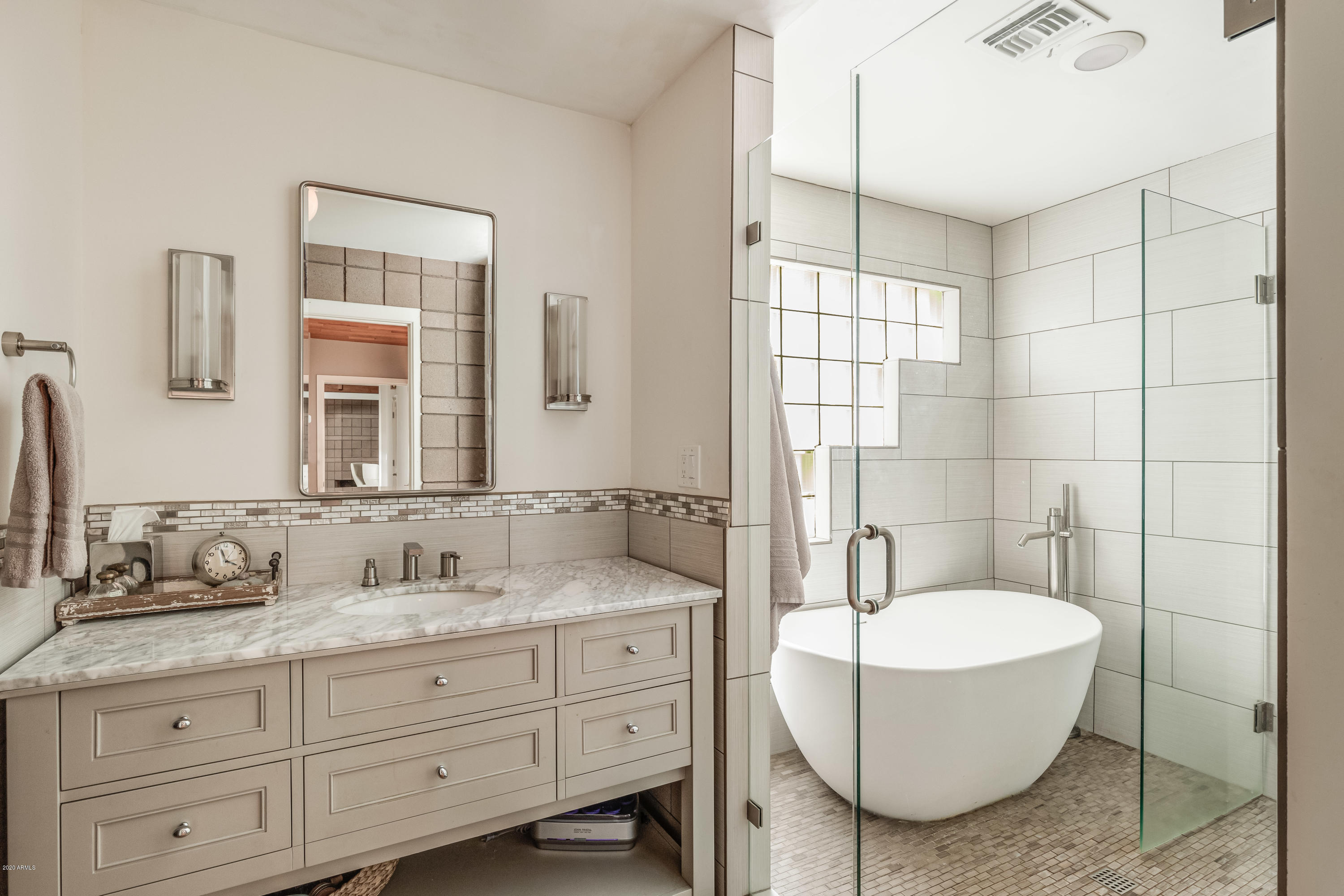 816 East Circle Road Phoenix, AZ 85020 - Photo 26 of 56 Master Bath