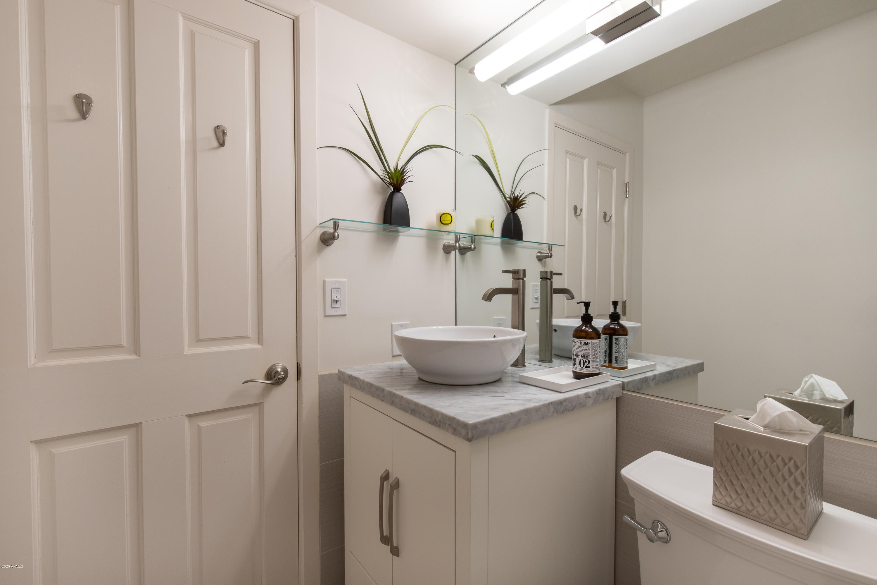 816 East Circle Road Phoenix, AZ 85020 - Photo 30 of 56 Guest Bath