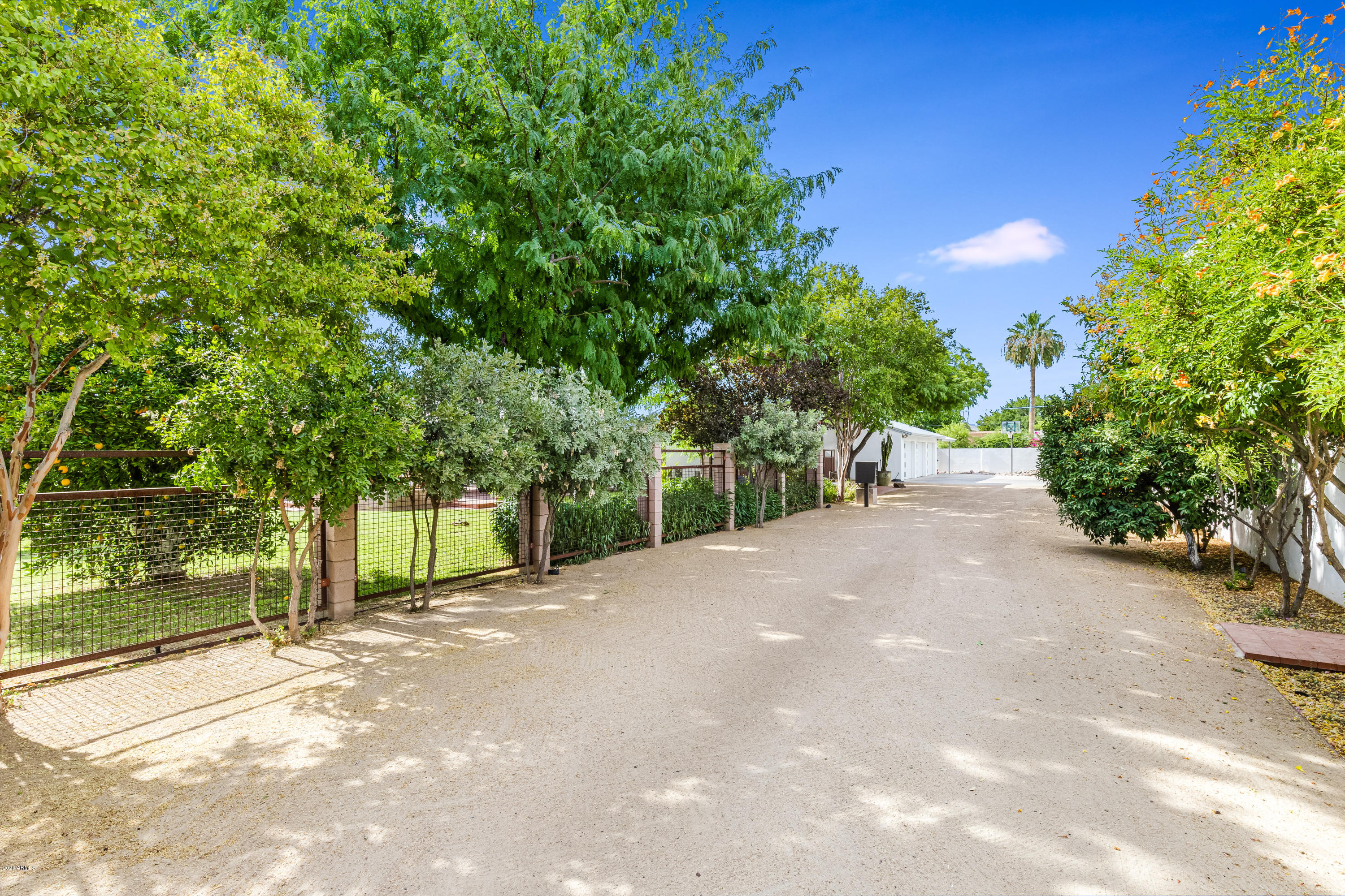 816 East Circle Road Phoenix, AZ 85020 - Photo 3 of 56 Long Private Entry