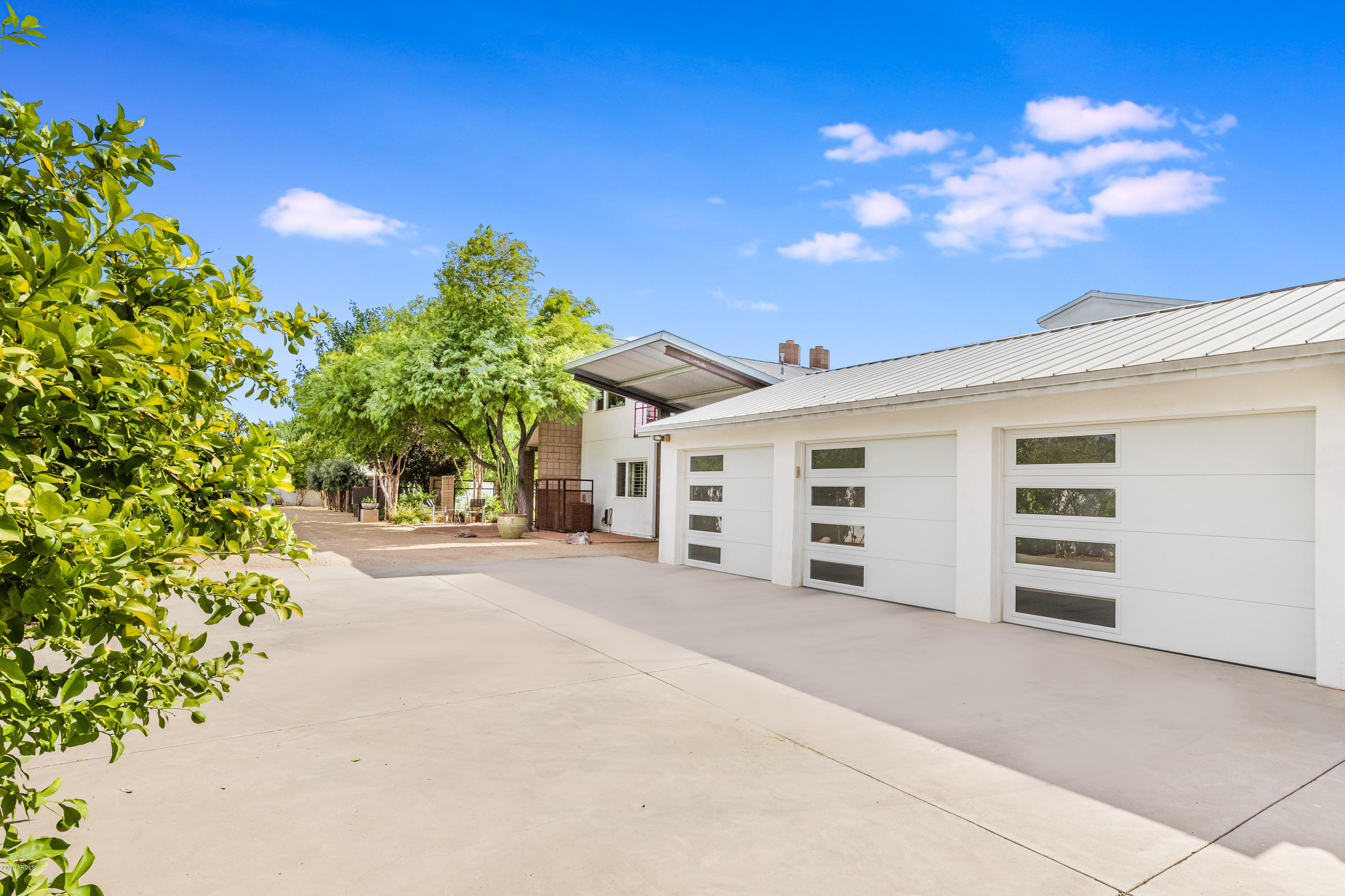 816 East Circle Road Phoenix, AZ 85020 - Photo 4 of 56 3 Car Garage