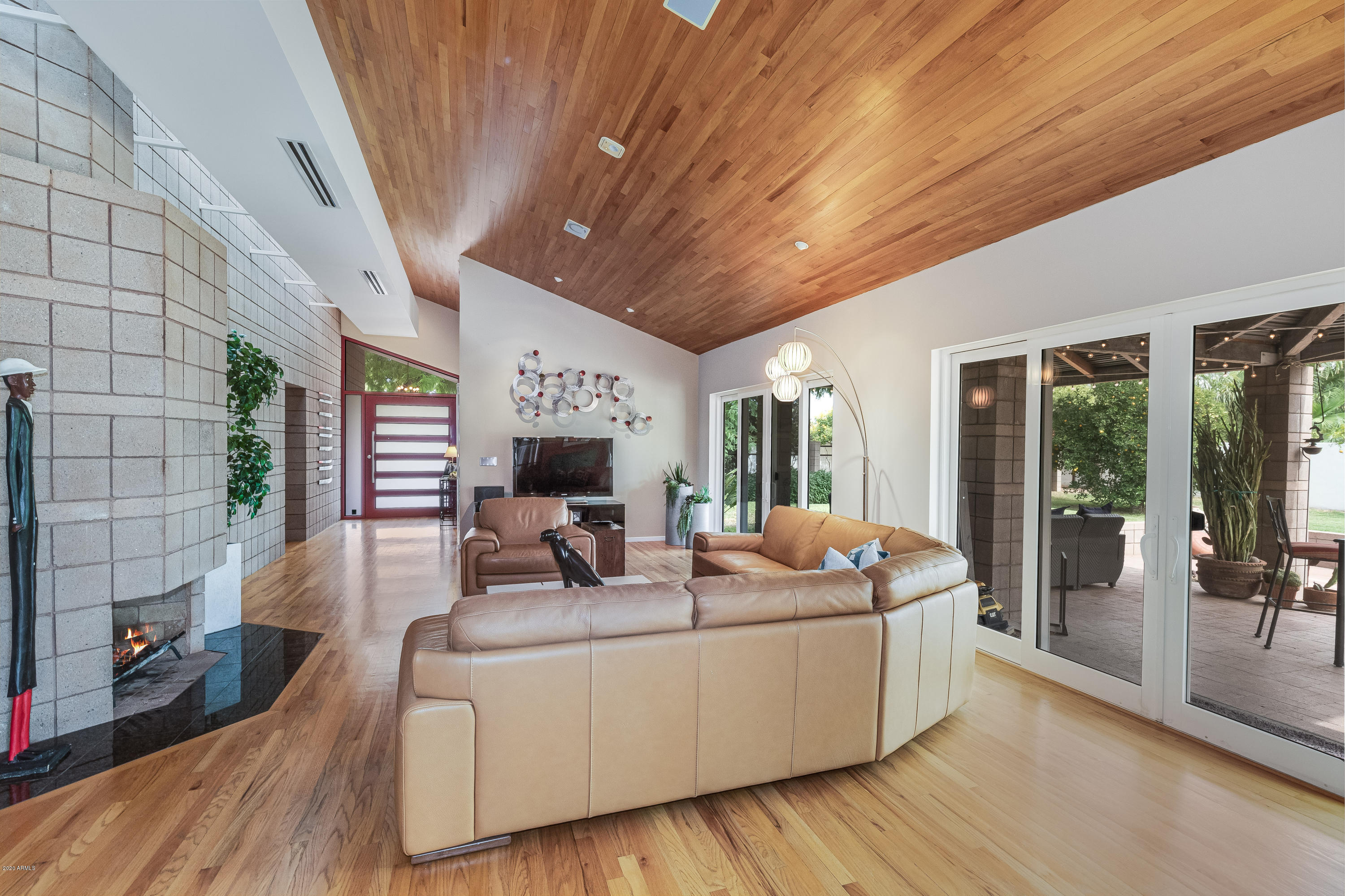 816 East Circle Road Phoenix, AZ 85020 - Photo 10 of 56 Tons of Natural Light