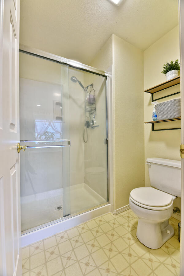 4725 Hillcrest Road Medford, OR 97504 - Photo 25 of 38 The shower and toilet are in their own water closet within the primary bath.