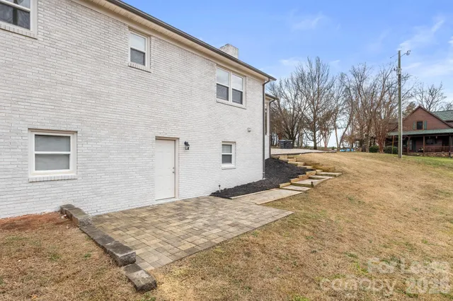 a view of a house with backyard