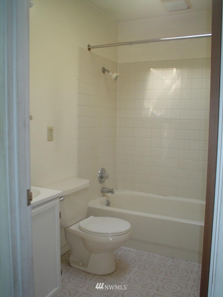 5345 South Ruggles Street Seattle, WA 98178 - Photo 8 of 11 Gallery Image 8