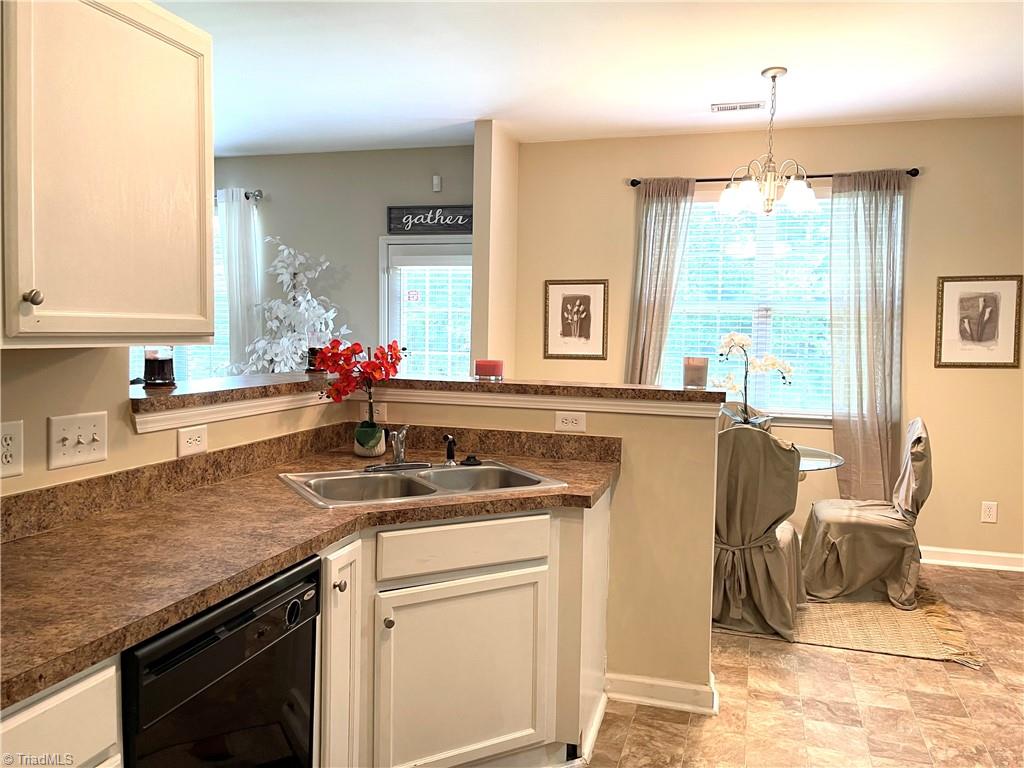 1136 Maple Ridge Drive Burlington, NC 27217 - Photo 6 of 29