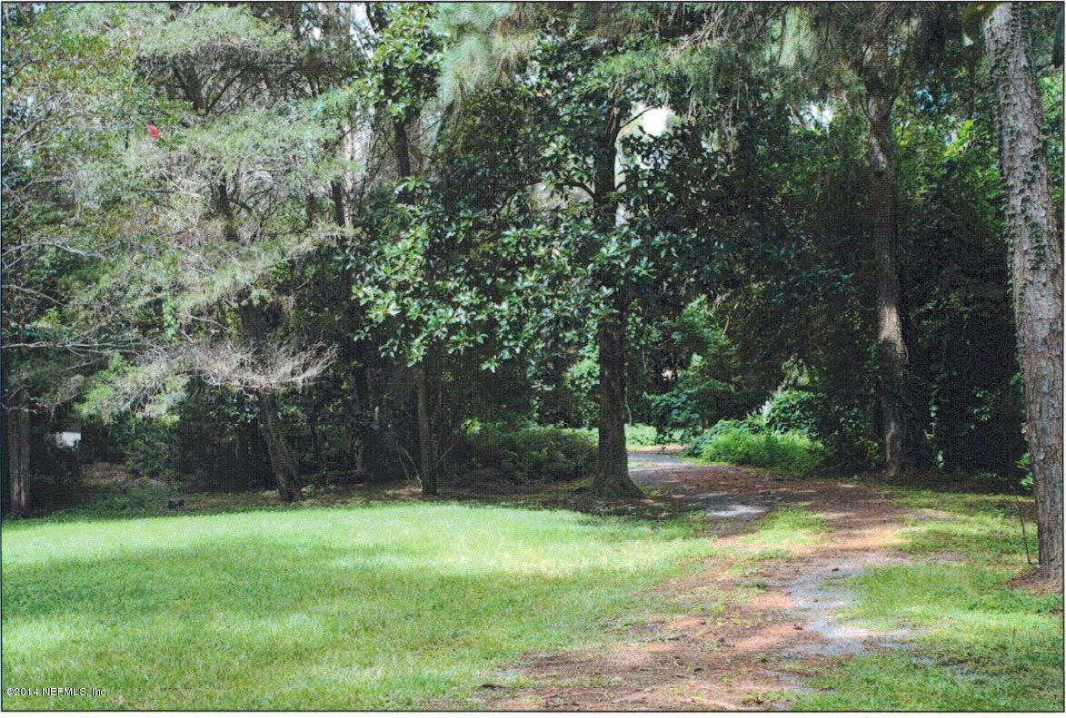 4621 Barnes Road South Jacksonville, FL 32207 - Photo 3 of 29 a backyard of a house with lots of green space