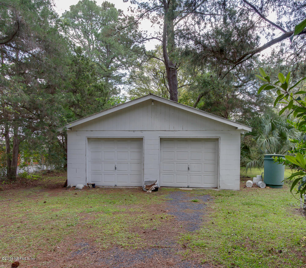 4621 Barnes Road South Jacksonville, FL 32207 - Photo 8 of 29 a backyard of house with a large tree