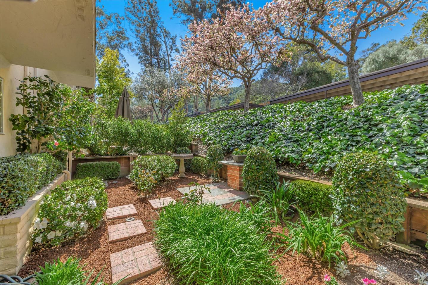 18400 Overlook Road, Unit 35 Los Gatos, CA 95030 - Photo 25 of 28 a backyard of a house with lots of green space