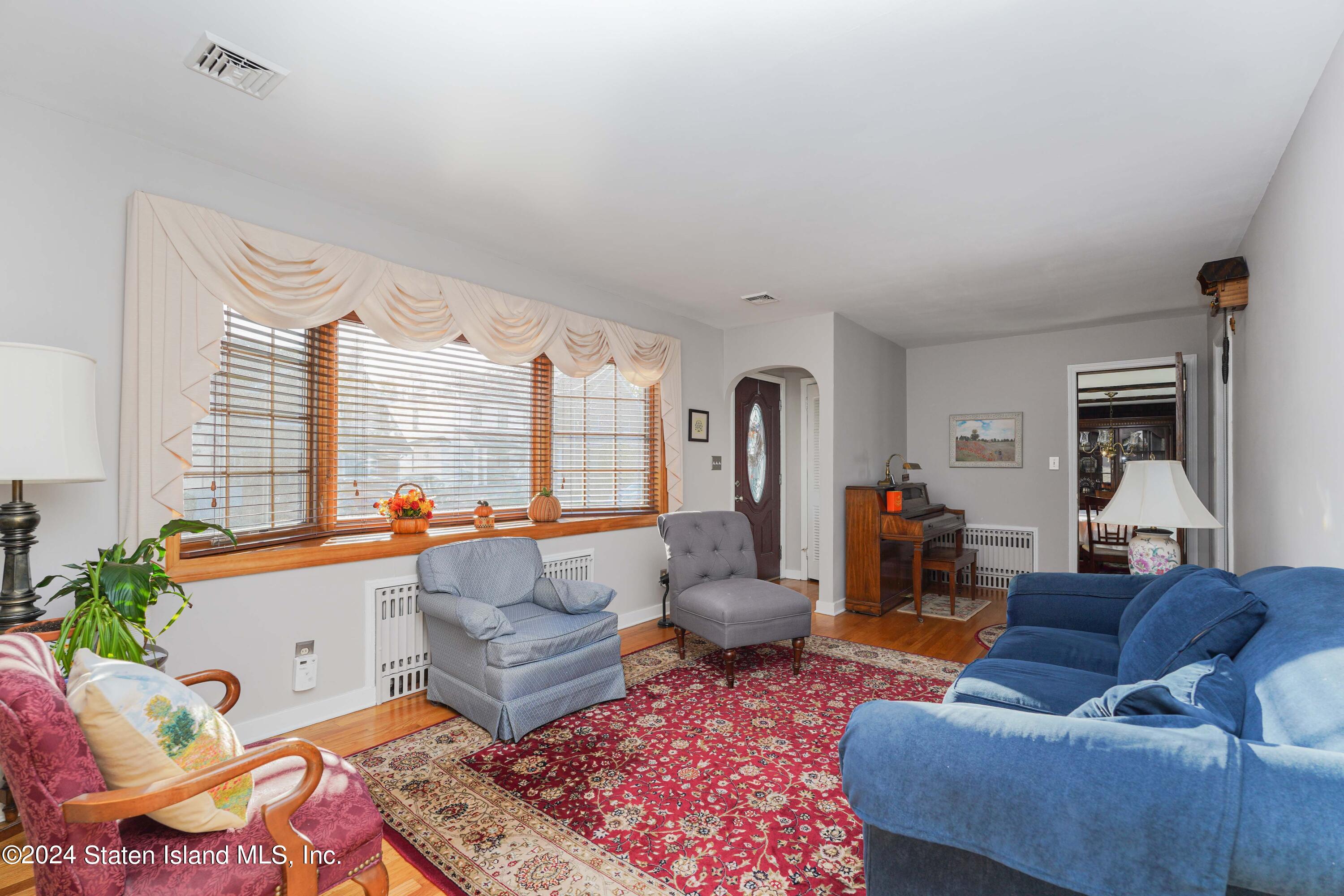 106 Fairview Avenue Staten Island, NY 10314 - Photo 7 of 27 Photo Oct 08 2024, 8 23 59 PM