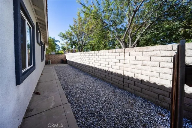 a view of a backyard