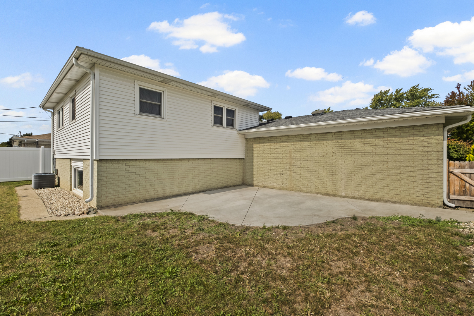 1813 West Pheasant Trail Mount Prospect, IL 60056 - Photo 21 of 31 a front view of a house with a yard