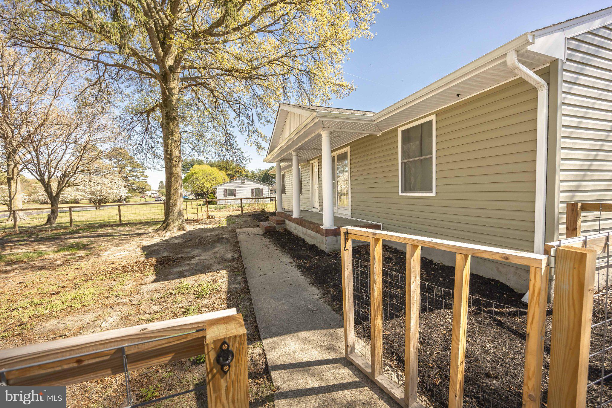 30797 Dagsboro Road Salisbury, MD 21804 - Photo 7 of 58 Charming home with inviting entryway.