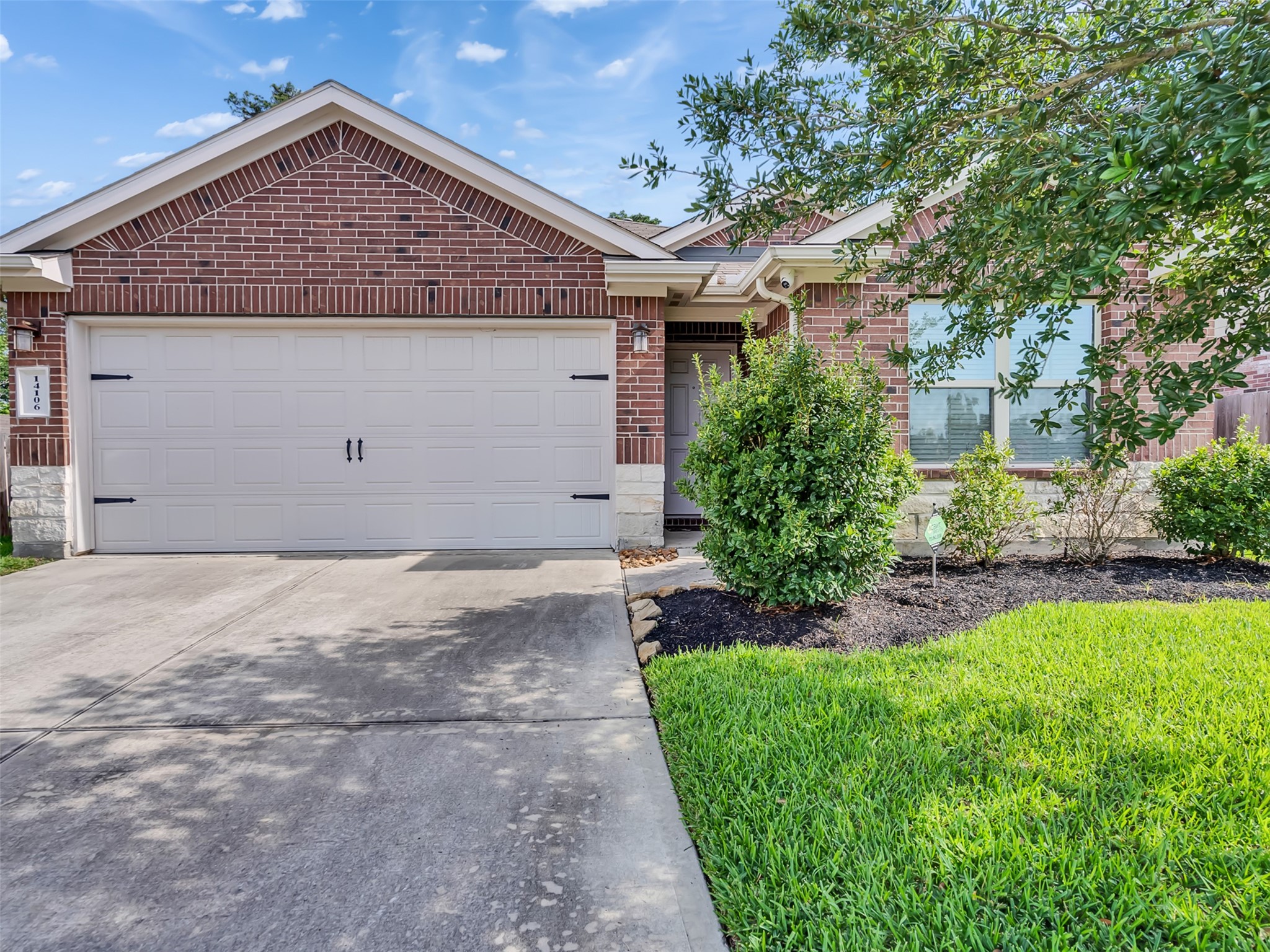 14106 Locke Point Court Conroe, TX 77384 - Photo 2 of 37