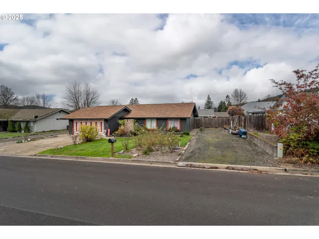 $399,000 | 229 North Grove Lane, Sutherlin, OR 97479
