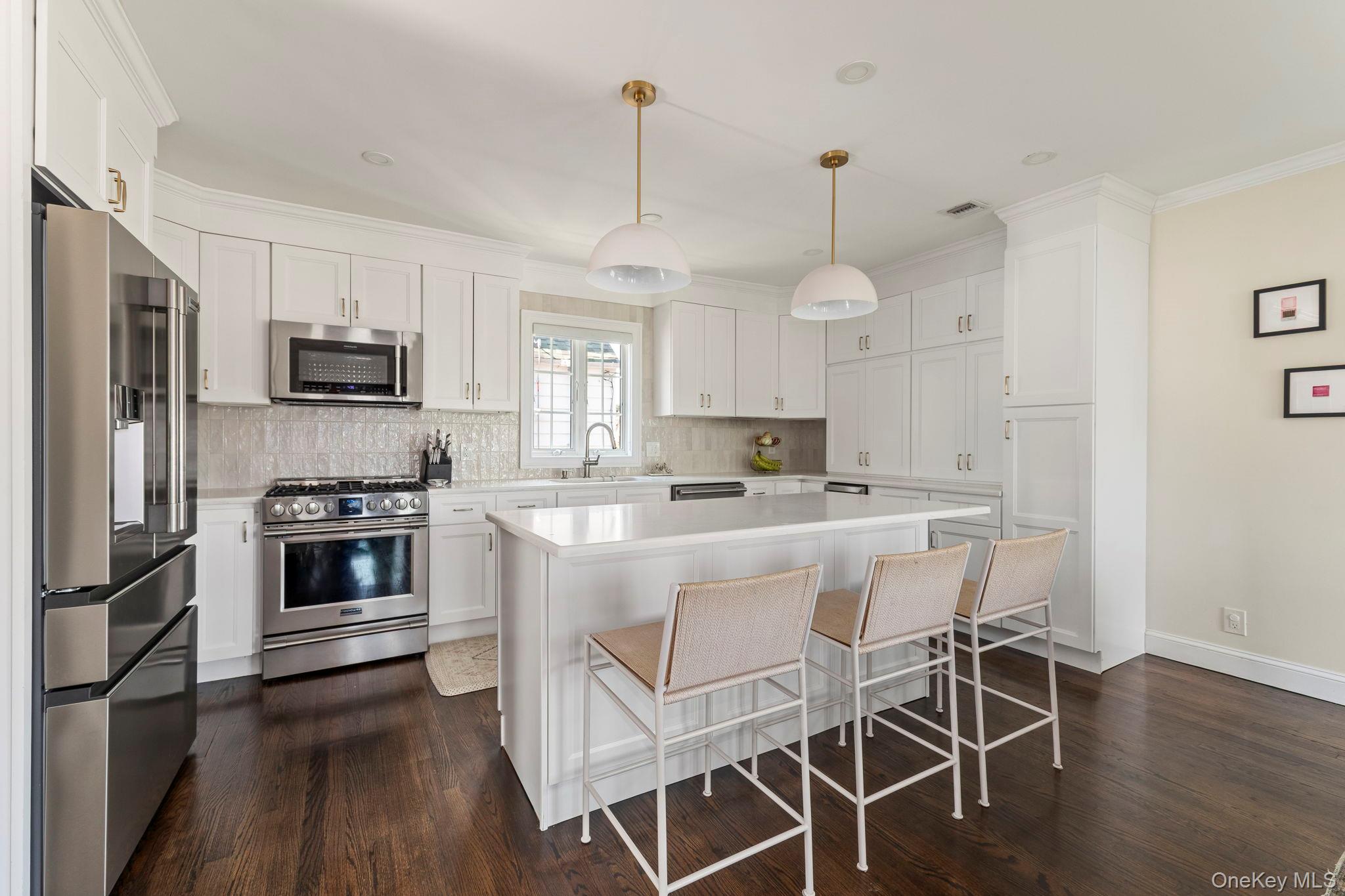 80 Central Boulevard Merrick, NY 11566 - Photo 8 of 31