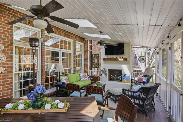 $1,150,000 | 220 Fox Lake Court, Winston-Salem, NC 27106