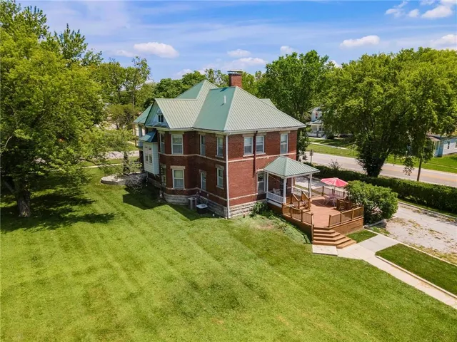 $400,000 | 101 North Gallatin Avenue, Hamilton, MO 64644