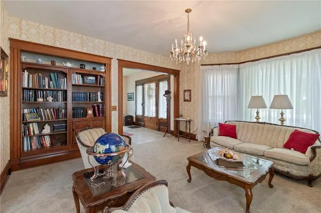 $400,000 | 101 North Gallatin Avenue, Hamilton, MO 64644