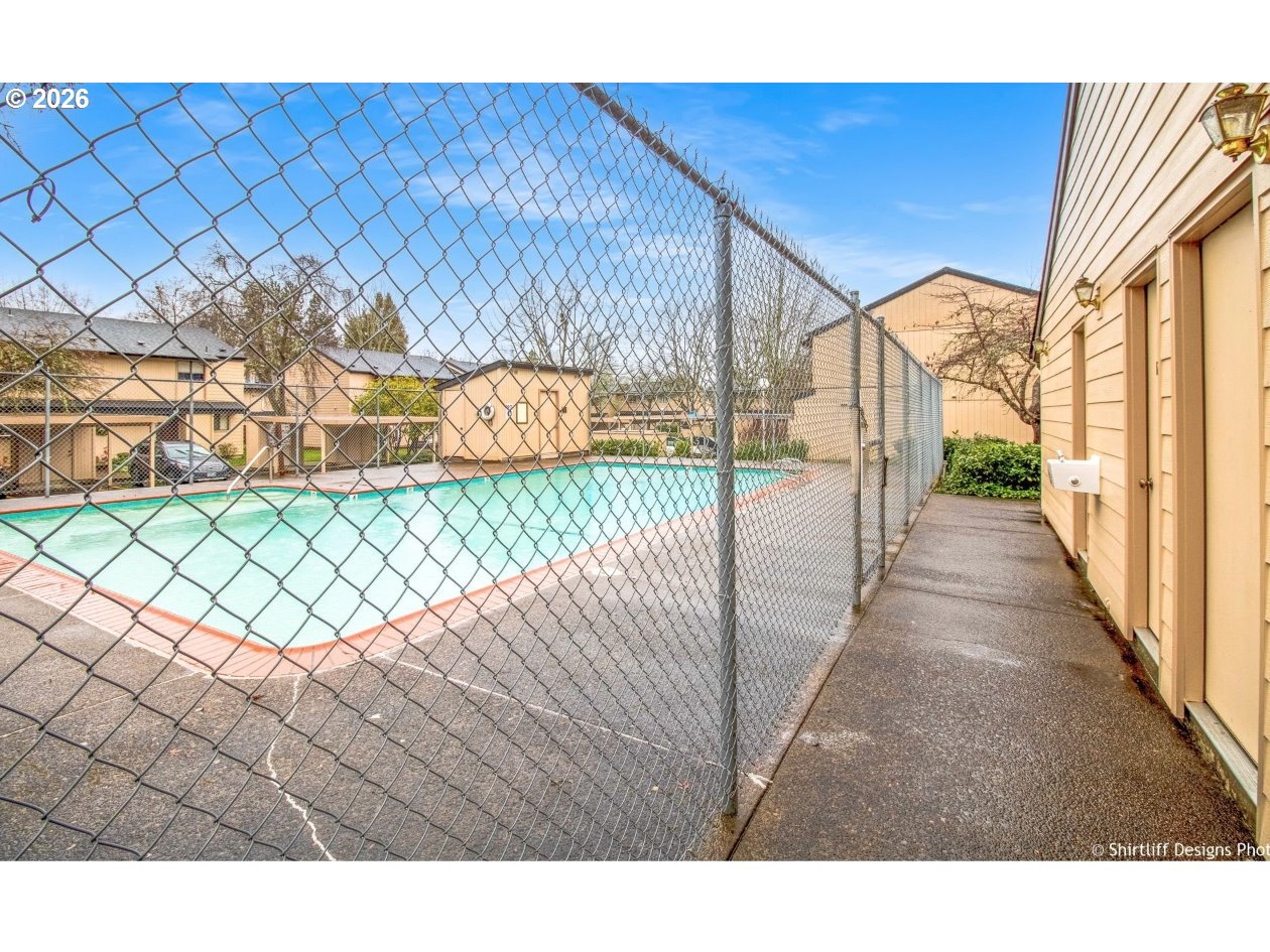 1434 Fetters Loop Eugene, OR 97402 - Photo 31 of 32 Community Pool