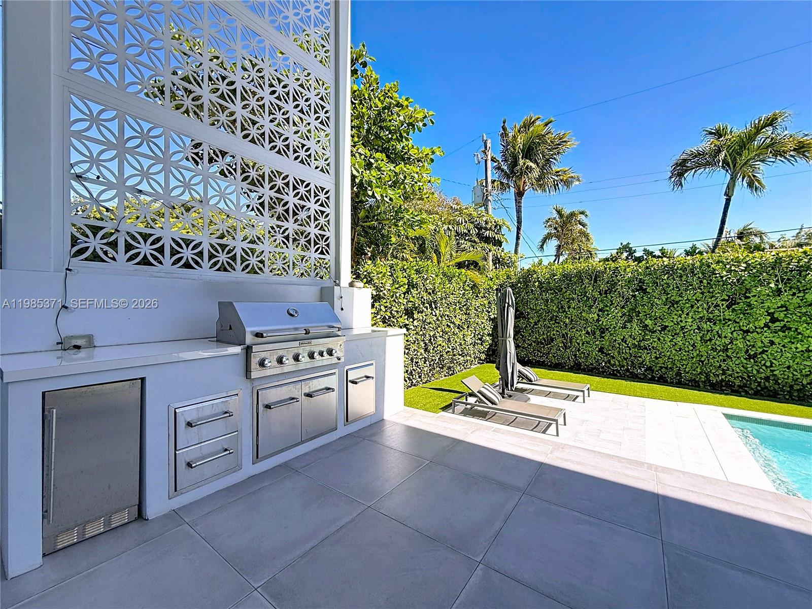 561 Warren Lane Key Biscayne, FL 33149 - Photo 19 of 30 a kitchen with a stove and a potted plant