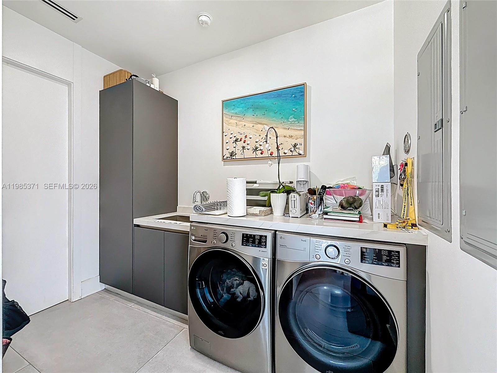 561 Warren Lane Key Biscayne, FL 33149 - Photo 29 of 30 a view of livingroom with washer and dryer