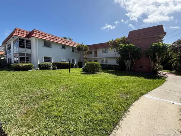 $129,800 | 2600 Southeast Ocean Boulevard, Unit N8, Stuart, FL 34996